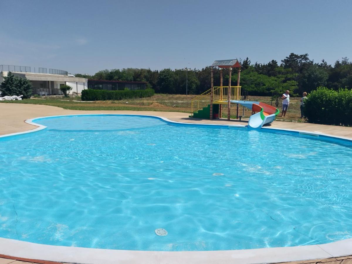 Blaxy Resort Stefi Cu Acces La Piscine Gratuit Дуэзечи-ши-Трей Аугуст Экстерьер фото